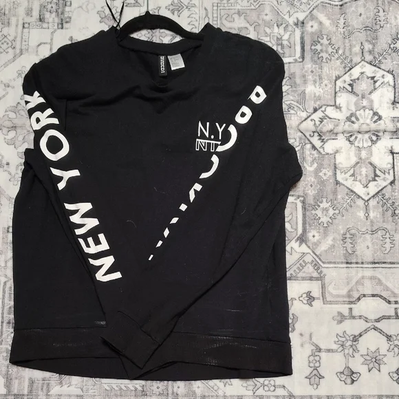 H&M Black New York Graphic Crewneck Sweater - Picture 1 of 2